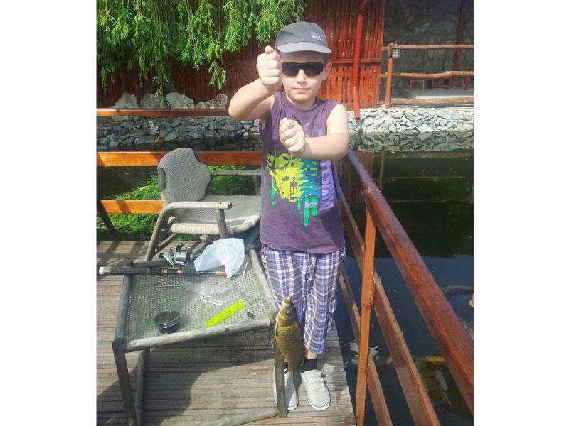 Copii la pescuit :) - copil-tacu.jpg